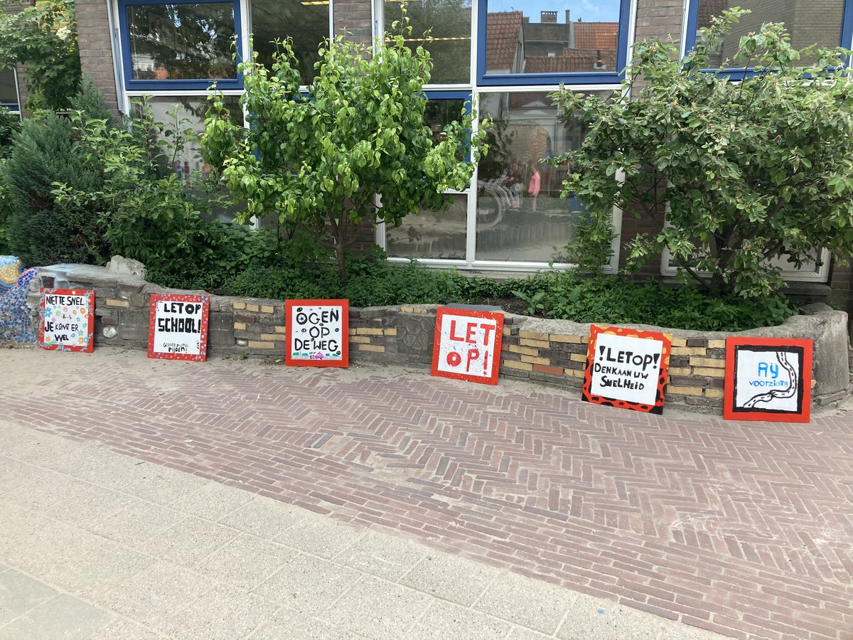 Groep 8 van <a href="/Lucasvanleyden/">Lucasvanleyden</a> presenteerde vorige week zelfgemaakte verkeersborden die aan de buitenkant van de school worden opgehangen! De leerlingen bedachten deze actie met studenten van <a href="/HSLeidenNL/">Hogeschool Leiden</a> en <a href="/vsl_catena/">VSL Catena</a> en konden het uitvoeren dankzij <a href="/Fonds1818/">Fonds 1818</a> &amp; <a href="/_ikbengeweldig/">Ik Ben Geweldig</a>!