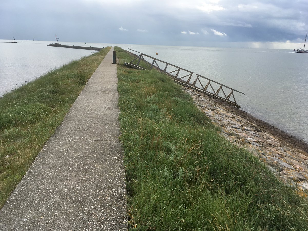 Gemeente Terschelling #zwemtrap het ziet er naar uit dat de zwemtrap op de Dam bij het Groene Strand niet eerder dan in augustus geplaatst kan worden. Het zou mooi zijn dat de houten trap binnenkort door de buitendienst geplaatst zou worden.
Dit om ongelukken te voorkomen.
