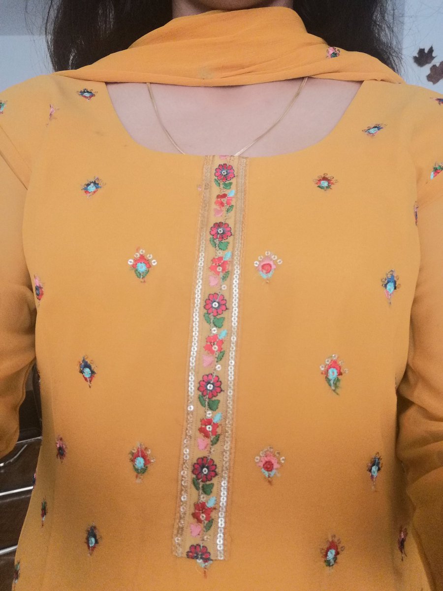 sunitakour's tweet photo. M471380035 @MirrawDesigns https://t.co/jHDdbCwNNf ,Ordered/received: yellow/orange-brown with stains  &amp; i shud ship frm Switzerland 2 India at my cost or 20% refund 2 wear it wid stains on neck. Price/return shipping: 57/100.Gift for buying online globally? @blacklife @evileye86 https://t.co/IxiaJWHDCz