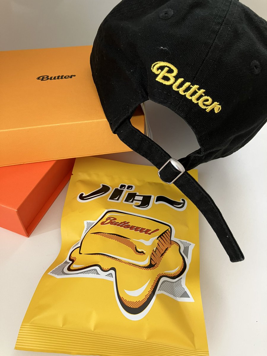 vpurplerainbow's tweet photo. NEWERA✖️BTS
黒Butter も届いた〜
黄色で Butter のロゴが
かなり目立ってかっこいい🧡
オーサムストアの
Butter おかきはお土産
おかきってところがうける
パッケージそっくりすぎ🤣
Butter 記念にぴったり🧈
#bts
#newerabts
#ニューエラ
#Butter_BTS
#バターおかき https://t.co/daNG4Mv7B3