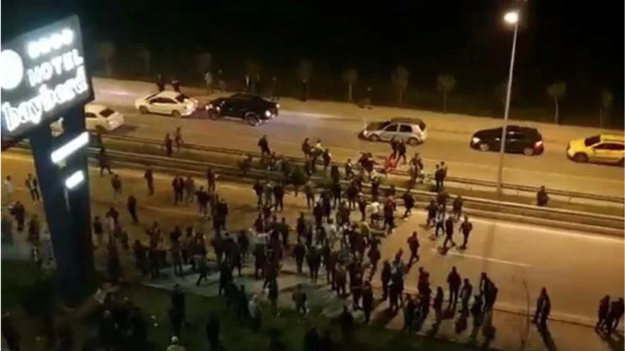 arasahmetmugla's tweet photo. Değerli Bodrumlular, günaydın. Yeni bir Bodrum haftasının ilk gününde mutluluk duyduğumuz birçok güzel gelişme var fakat, dün akşam Bayburt’ta yaşanılan malum olayla ilgili olarak öncelikle, Bayburtlu vatandaşlarımıza seslenmek istiyorum. Devamı, linkte. https://t.co/ybQsBNAgW2 https://t.co/5z2lkiPCA0