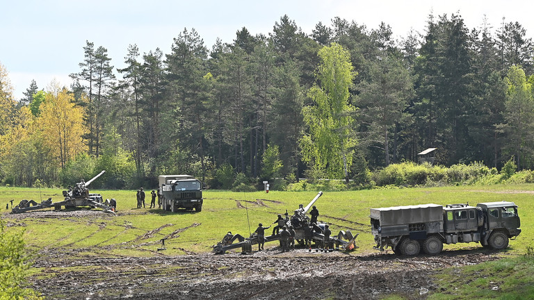 RT_com's tweet photo. More US-supplied weapons destroyed in Ukraine – Russia

The Russian military says it’s destroyed a battery of American M777 howitzers supplied to Ukraine

https://t.co/LnehYUyle3 https://t.co/2P6GRZoG7Y
