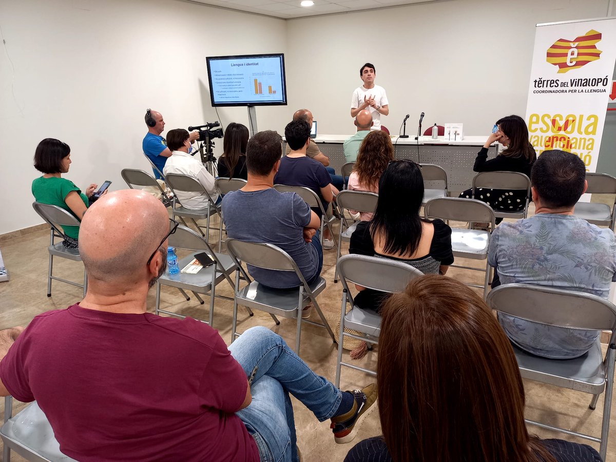 terresvinalopo's tweet photo. 📢 Presentem "Temptacions de frontera. . Identitat, política i territori al sud valencià”, de l’antropòleg il·licità Andreu Cañadas Cuadrado, al Kursaal Felta de #Monòver. 

Gràcies per l'acollida! 💜
Compartim algunes idees de l'autor 👇🏾 https://t.co/o2qdGAHxcc