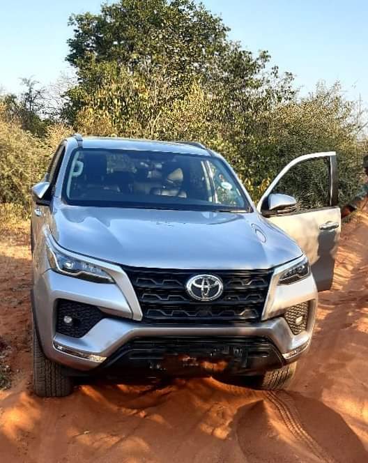 Veetra__'s tweet photo. SANDF soldiers recovered 2 luxurious vehicles which we're intending to cross the border illegally into Zimbabwe. The drivers jumped out &amp; ran straight across the border into Zimbabwe. vehicles are Toyota Hilux GD6 Legend 50 &amp; Toyota Fortuner 2020
#OperationDudula malema cheating https://t.co/j1dAxKDOLi
