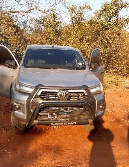 Veetra__'s tweet photo. SANDF soldiers recovered 2 luxurious vehicles which we're intending to cross the border illegally into Zimbabwe. The drivers jumped out &amp; ran straight across the border into Zimbabwe. vehicles are Toyota Hilux GD6 Legend 50 &amp; Toyota Fortuner 2020
#OperationDudula malema cheating https://t.co/j1dAxKDOLi