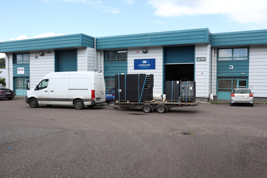 Wastewatersol's tweet photo. Friday deliveries to finish off another busy week!

#wastewatertreatment #rainwaterharvesting #stormwatermanagement https://t.co/QlpDFO0PlX