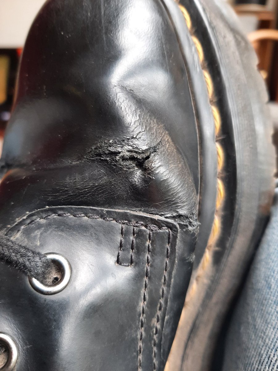 http_fuckoff_co's tweet photo. ik heb advies nodig! 10 maanden geleden schoenen gekocht voor €220, maarna 2 maanden begonnen ze al te slijten. nu zitten er gaten in. ik heb een jaar garantie, maar de winkel waar ik ze heb gekocht èn DrMartens zeggen dat ze hier niks mee kunnen. help? @drmartens #drmartens https://t.co/RBPo5vMMCr