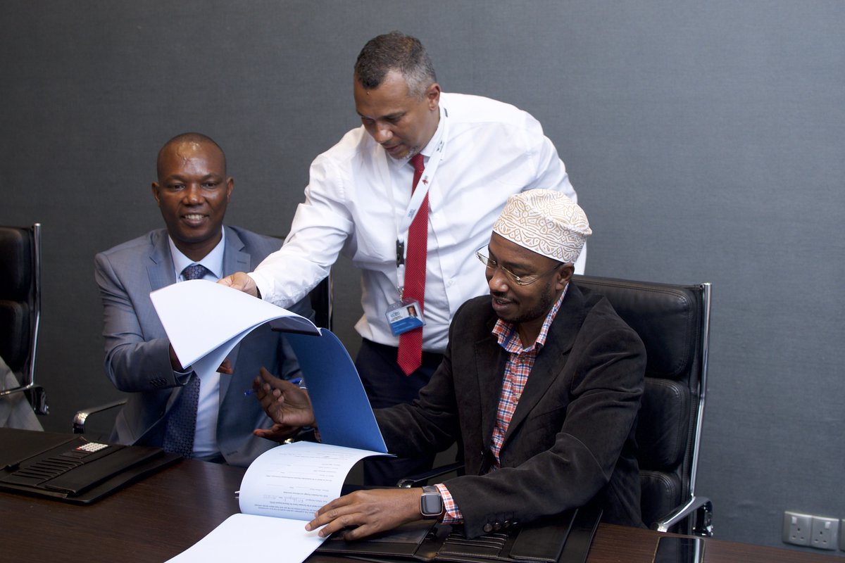 ProPeace_Kenya's tweet image. ECES, the Independent Electoral Boundaries Commission @iebckenya and the Political Parties Liaison Committee, Kenya signed an MoU towards collaboration on key aspects of Kenya's electoral process ahead of the 9 August 2022 elections and beyond.
#ElectionsBilaNoma #elections #ECES