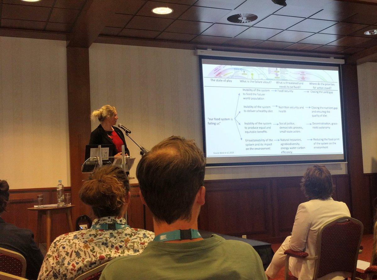 Frederike Praasterink opent het NWA symposium Transition to a sustainable food system: 'food systems are not about systems but about people'. #NWO #HAShogeschool