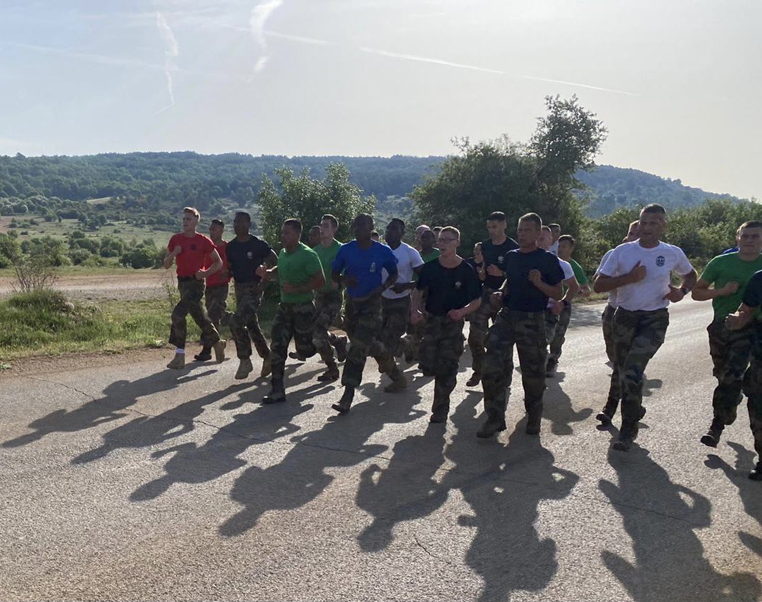 CDC3RAMa's tweet image. #MondayMotivation Footing du lundi matin. Le #3RAMa ajoute 1184 km au compteur de l’@armeedeterre en signe de soutien envers nos blessés. #AvecNosBlessés #TenirLEffort
Au paquet la colo pour une nouvelle semaine ! ⚓️