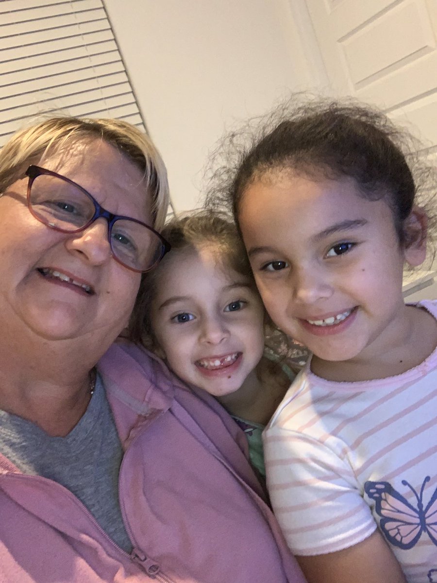 desiree_barham's tweet photo. Me and my girls are having a coloring party in my bedroom https://t.co/wPWtpWvuGL
