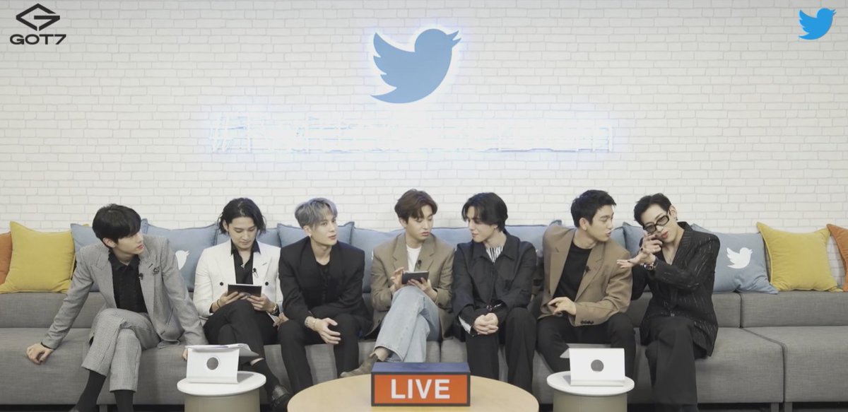 brownS2_94's tweet photo. มาร์คอ่านคำถาม ถ้าสองคนนี้สู้กันใครจะชนะ? (แนบรูปจินยองแจ็คสันตอนเด็ก) แจ็คสันบอก แต่ฉันเป็นพี่(จินยอง) 6เดือนนะ 555555
แบมแบมบอก แต่ถ้าเป็นตอนนี้ก็พี่จินยองสิ เพราะเล่นหนังแอคชั่นบ่อยๆ จินยองเลยแซว แต่นายไม่ได้ดูของฉันสักเรื่องเลยนะ...555555555

#GOT7 #TwitterBlueroom https://t.co/HxEibOSW1m