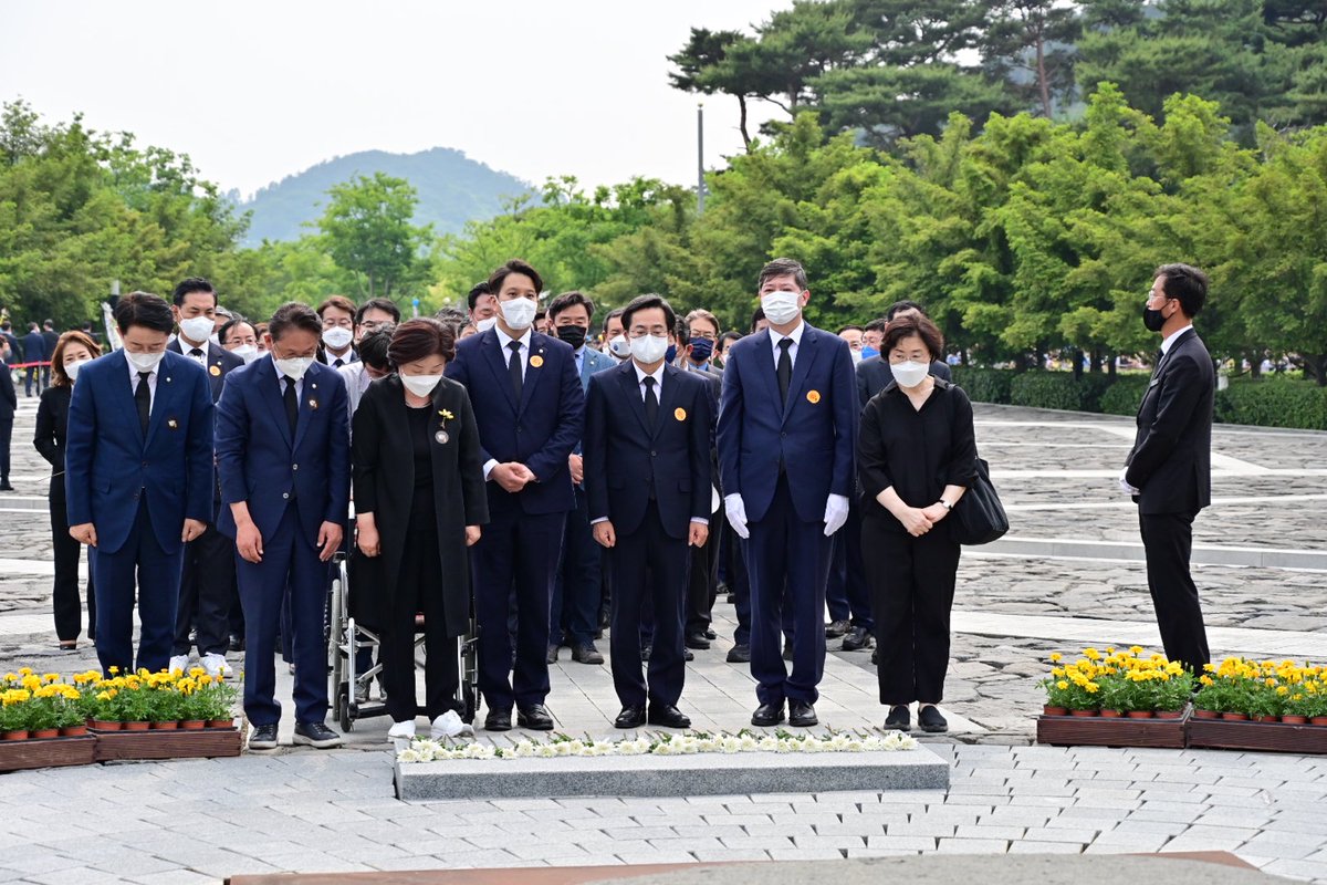 <사람사는 세상, 경기도에서 먼저 열겠습니다>
故 노무현 대통령님 서거 13주기입니다. 

어떤 정치인보다 사람 사는 세상을 원했습니다. 
반칙과 특권 없는 세상을 꿈꾸셨습니다.
그 존재 자체가 기득권에 대한 저항이었습니다. 

노무현 대통령님, 그립습니다.