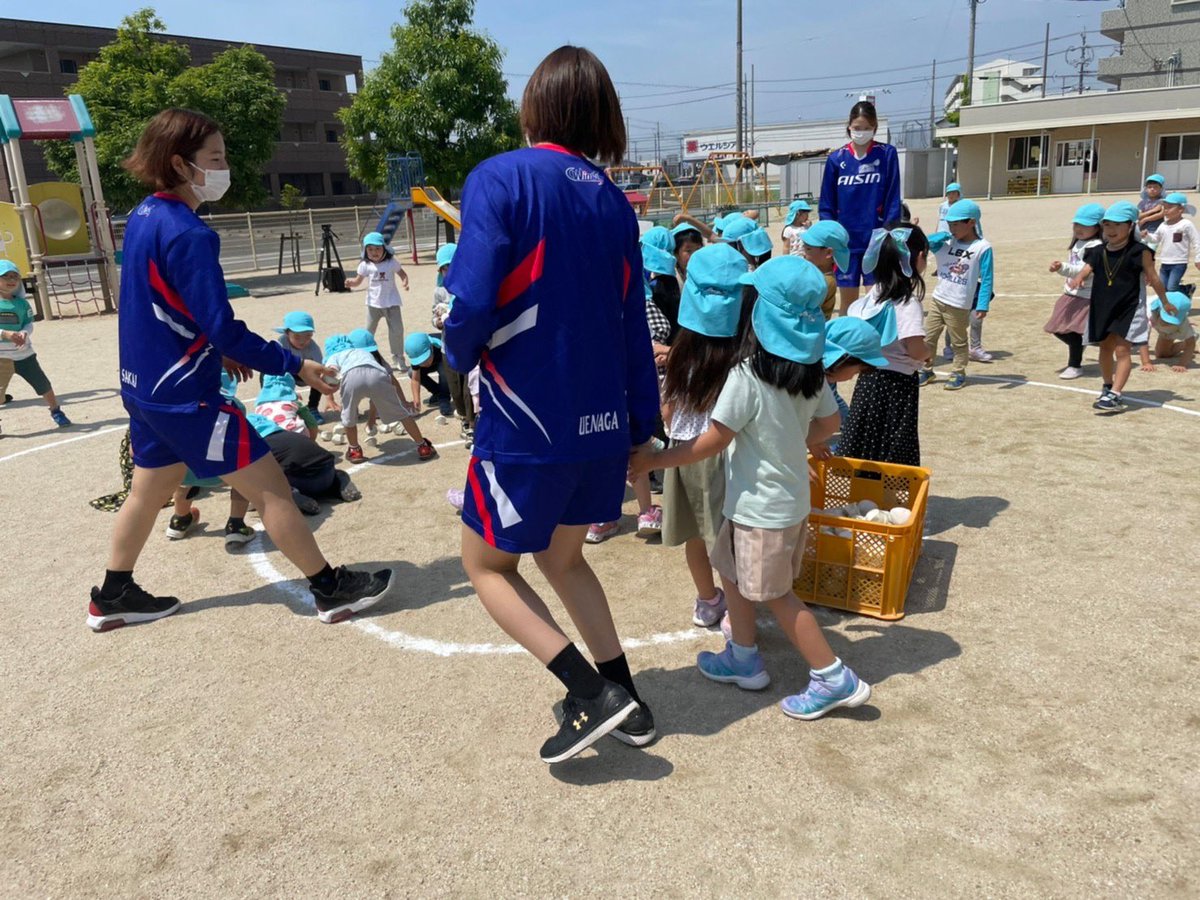 aisinwings's tweet photo. 安城市制施行70周年の記念事業として安城市内の保育園を訪問👦👧！

ボール運びリレーや玉入れなどをして元気いっぱいな園児たちと楽しく交流しました🏀！

5〜6月にて、あと市内10つの保育園を訪問予定！！今後もお楽しみに〜🤭💗

#安城市 #保育課  #イベント
#アイシンウィングス
#wリーグ #wjbl https://t.co/9H3JNYx6KB