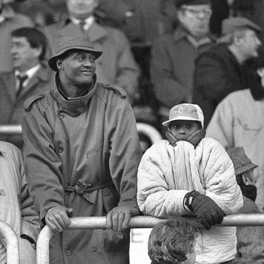 parallelecinico's tweet photo. In principio fu Reggiana-Reggina: papà Joe lo portò allo stadio perché il bimbo amava il calcio, ma i suoi idoli erano Van Basten-Gullit-Rijkaard. Ha sempre detto che amava il giallo-viola ed anche il rosso-nero.
Ieri, da qualche parte, c'era un tifoso che stringeva il pugno. https://t.co/JjzniJdVeB