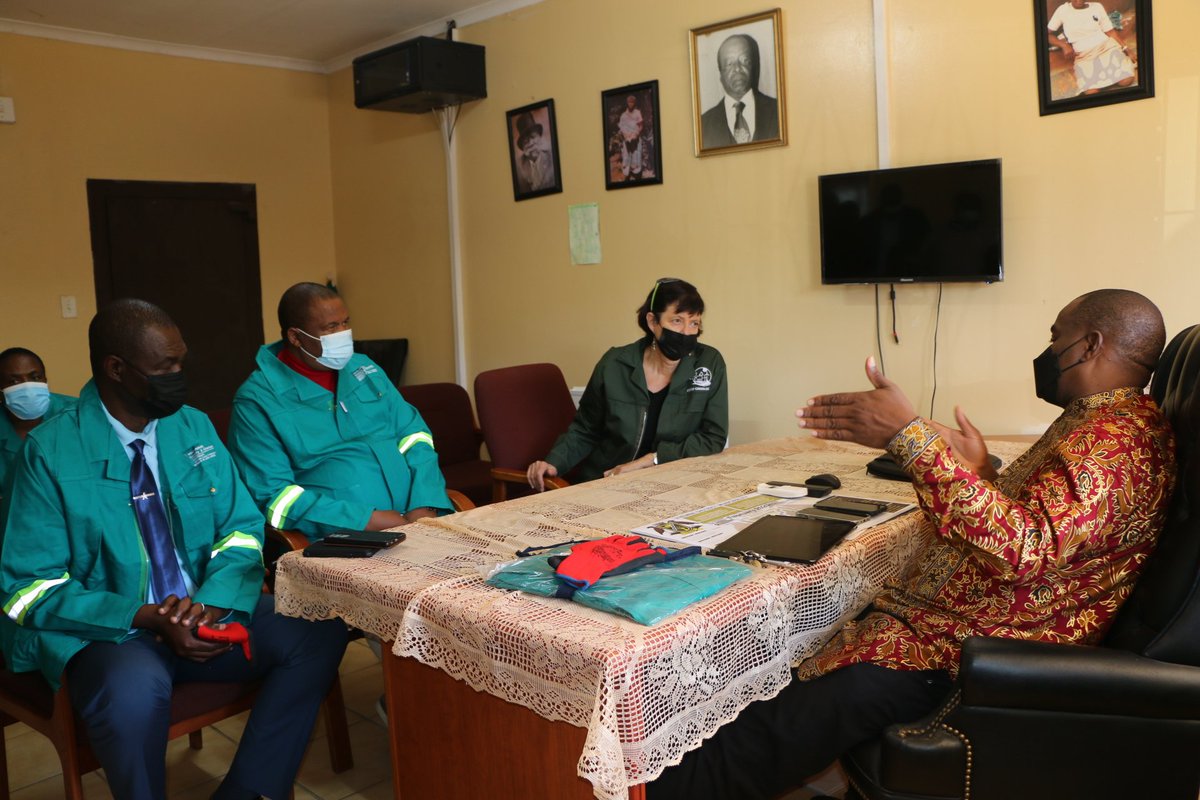 Minister <a href="/BarbaraCreecy_/">Minister of Environment, Forestry & Fisheries 🇿🇦</a> has arrived at the Mulenzhe village in <a href="/VhembeDM/">Vhembe District Municipality</a> and met with Chief T.J Vho-Thovhele Ramovha before the handing over ceremony of the Yellow Fleet at the Collins Chabane Local &amp; Ba-Phalaborwa Local Municipalities #GoodGreenDeeds #WasteManagement