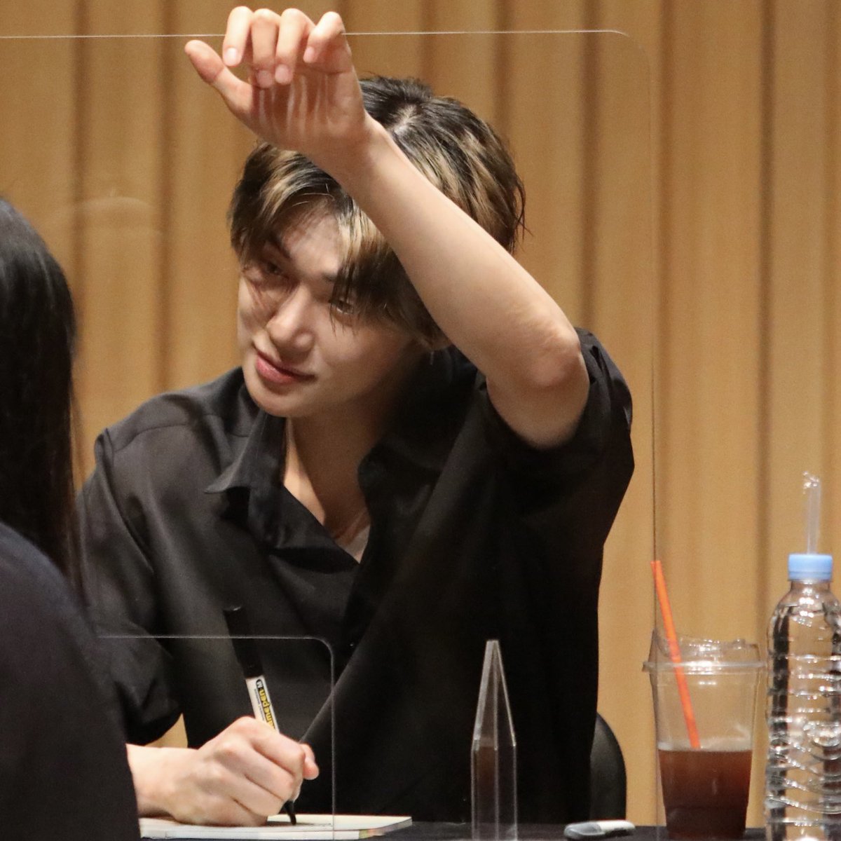 TXTUNOFFlClAL's tweet photo. if choi yeonjun stares at me like this i would faint. I WILL FAINT. https://t.co/sVy9HTmYpW