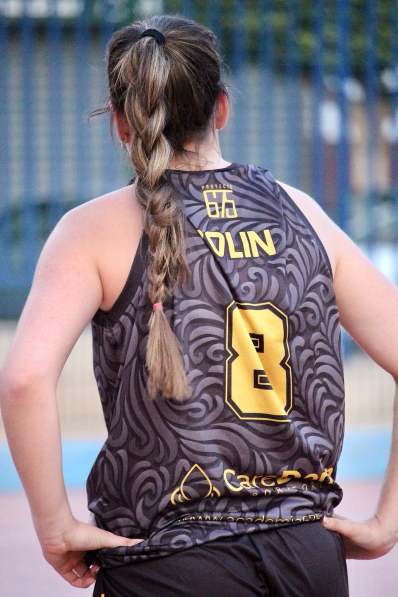 675Academia's tweet photo. 📸 La semana pasada estuvimos en el entrenamiento de nuestro equipo #SeniorFemenino que participa en la #LigaAFADE y que está muy cerquita de darnos un alegría. ¡Vaya temporada llevan!
¿Qué te parecen sus equipaciones? 😏
🟠⚫️ #academia675 #proyecto675 https://t.co/qDiYa82Q5X