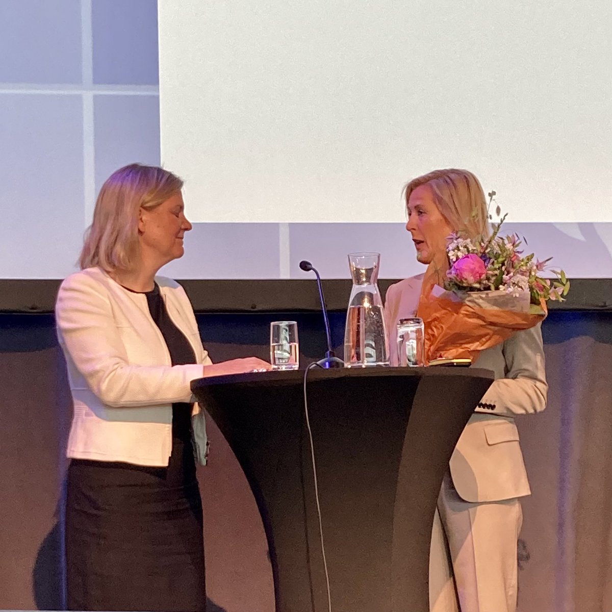 ”Marknadsskolan har nått vägs ände” - statsministern något överrumplad av den spontana applåd som @lararnas  förbundsmöte utbröt i mitt i meningen…. 💪