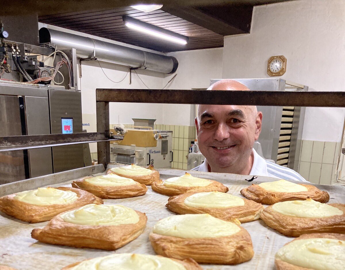 JuergenMistol's tweet photo. Dem Team der #Bäckerei #Häring durfte ich heute über die Schulter schauen und selbst mit anpacken. Ein traditioneller #Familienbetrieb, wo jeder Teig noch selbstgemacht wird. Ein Hoch auf das Handwerk! #AktionswocheHandwerk
#GrünPacktAn #Pirk #LandkreisNeustadtAnDerWaldnaab https://t.co/efvkilLU7D