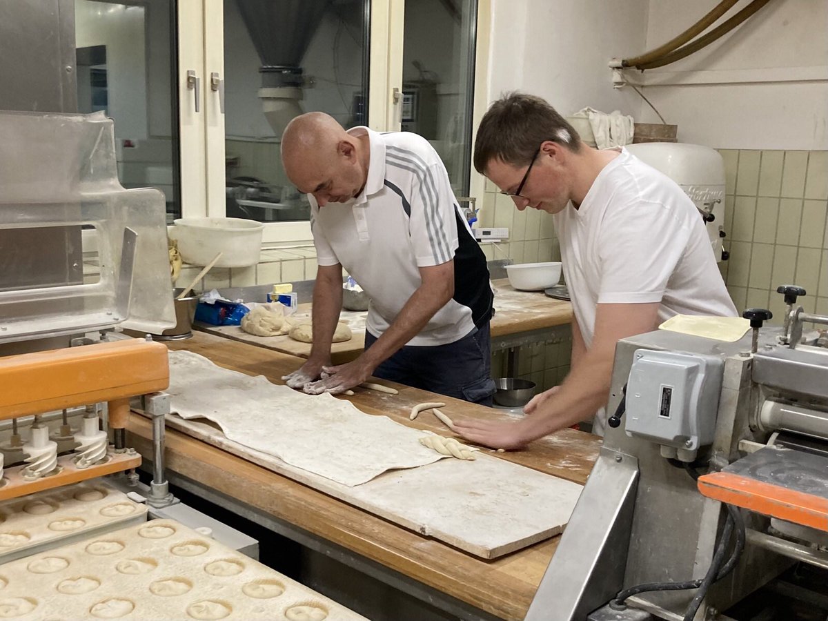 JuergenMistol's tweet photo. Dem Team der #Bäckerei #Häring durfte ich heute über die Schulter schauen und selbst mit anpacken. Ein traditioneller #Familienbetrieb, wo jeder Teig noch selbstgemacht wird. Ein Hoch auf das Handwerk! #AktionswocheHandwerk
#GrünPacktAn #Pirk #LandkreisNeustadtAnDerWaldnaab https://t.co/efvkilLU7D