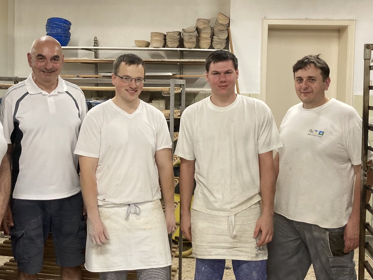 JuergenMistol's tweet photo. Dem Team der #Bäckerei #Häring durfte ich heute über die Schulter schauen und selbst mit anpacken. Ein traditioneller #Familienbetrieb, wo jeder Teig noch selbstgemacht wird. Ein Hoch auf das Handwerk! #AktionswocheHandwerk
#GrünPacktAn #Pirk #LandkreisNeustadtAnDerWaldnaab https://t.co/efvkilLU7D