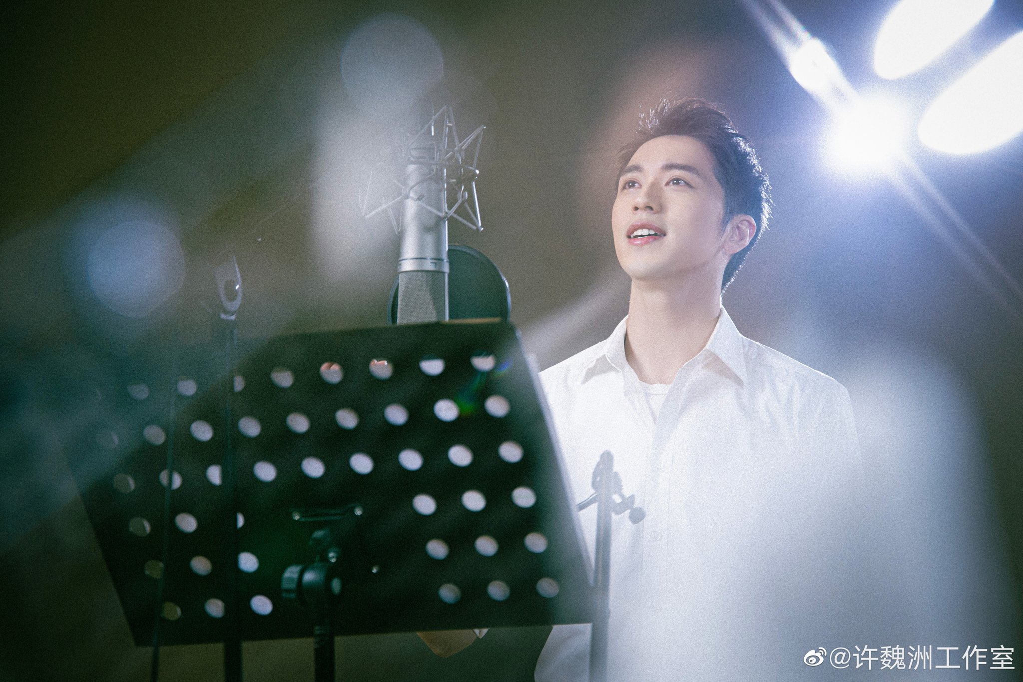Timmy Xu 許魏洲　巨大タペストリー　THE TIMET 時刻 160522 ZZ's Weibo upload, Timmy Xu in different parallel