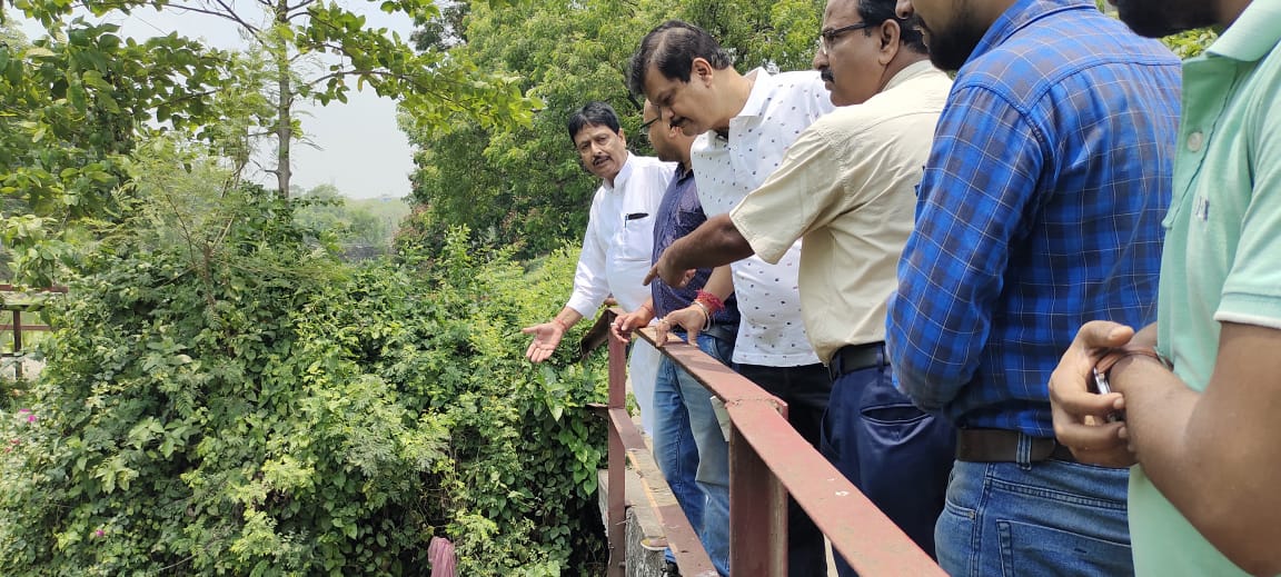 AbhijitAITC's tweet photo. আসানসোলকে আরও উন্নতির শিখরে উন্নীত করতে আসানসোল পৌর নিগমের পক্ষ থেকে আজ রেল আধিকারিকদের সহযোগে নালা পরিদর্শন পূর্বক নালা ও নর্দমাজনিত সমস্যা দূরীকরণের পদক্ষেপ গৃহীত হলো।

#asansolmunicipalcorporation 
@MamataOfficial @abhishekaitc @AITCofficial  @GhatakMoloy @ShatruganSinha https://t.co/by82Hi1F4G