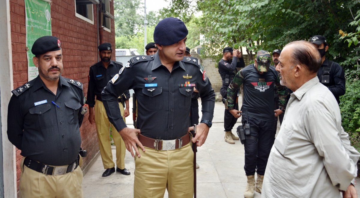 HaripurPolice's tweet photo. ڈی پی او ہری پور لیفٹینٹ کمانڈر (ر) کاشف آفتاب عباسی کا پولیو ٹیموں کے ساتھ کئے گئے سیکورٹی انتظامات کا جائزہ لینے کے لئے مختلف ایریاز کا دور. انسداد پولیو مہم کے لئے 700 سے زائد پولیس افسران و جوان سیکورٹی کے فرائض سرانجام دے رہے ہیں۔ https://t.co/XWe7nY3HoF