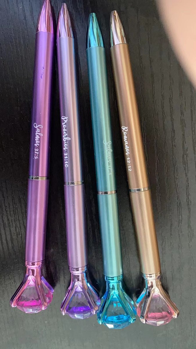 My importers, buyers, this is a very nice diamond ballpoint pen student supermarket stationery set, very stylish.  The customized logo is also very atmospheric, and you will meet it in various wholesale markets.