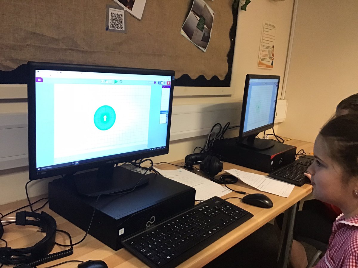 SacredY4's tweet photo. On Thursday we used 2logo to create functions which can repeated to make some amazing patterns. #SH7Computing https://t.co/YhX3YjmDta