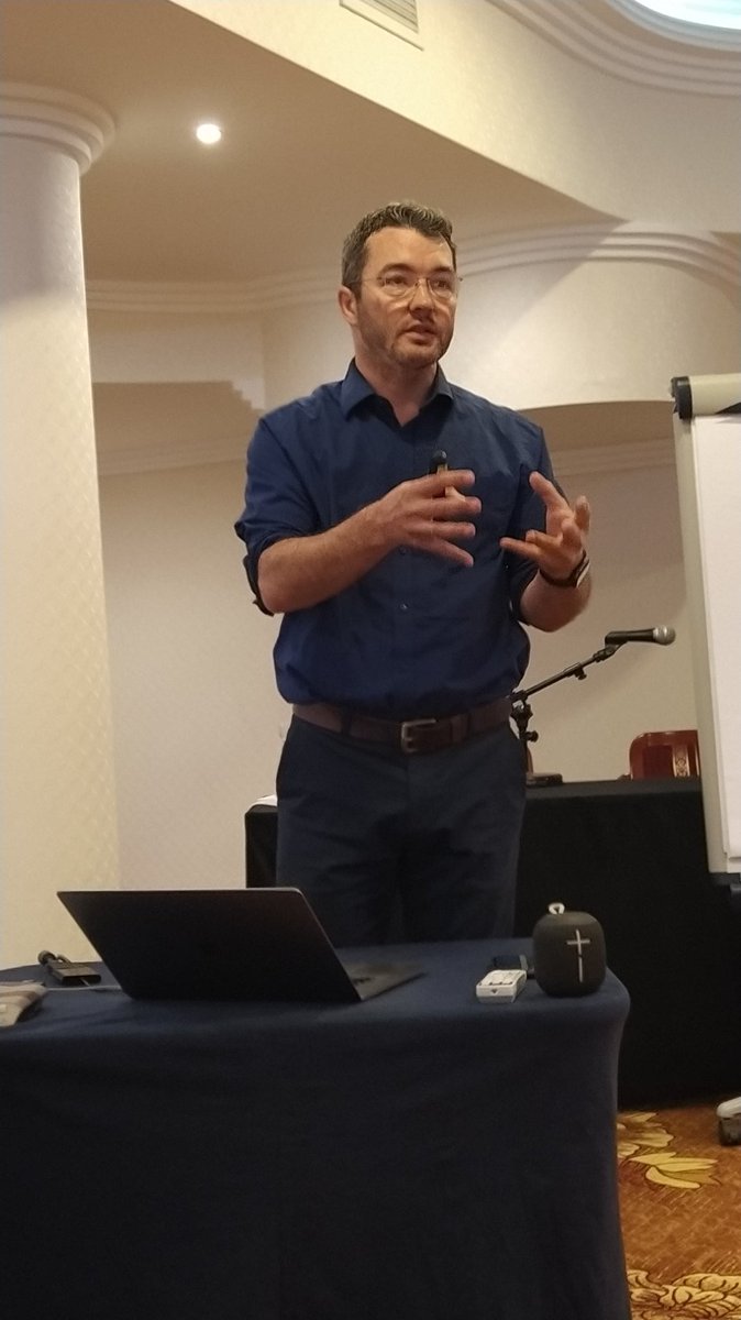 joelfwal's tweet photo. .@abetterhope (doctorando en espritualidad y películas de Terrency Malick y colaborador en evangelismo con Arzobispo anglicano). "Películas permiten conectar con gente allí donde están". Arte hace su trabajo, cuidado con no saturar con información que anule su impacto. #2022ELF https://t.co/HWui50kCR8