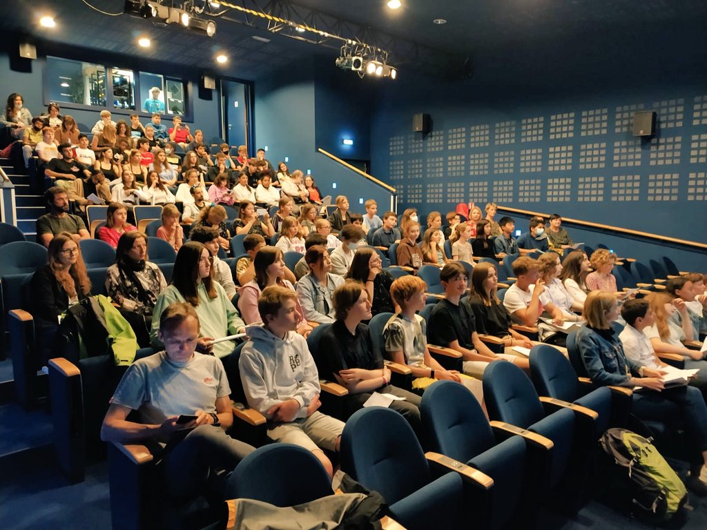 acstrasbourg's tweet photo. Le recteur @OlivierFaron a ouvert le congrès #Objectifsciences destiné à valoriser les act° des collégiens et lycéens de l'@acstrasbourg ds le cadre des projets #Plastiquealaloupe et #Grainesdereportersscientifiques.Bravo à ts pr votre mobilisat° pr les océans et l'#écologie 👏🌍 https://t.co/WbFoeruwf4
