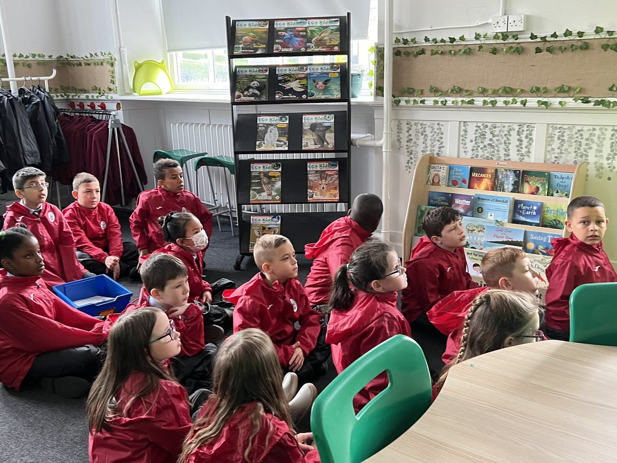 StCharlesGla's tweet photo. Kitted out in the #OutdoorLearningLab and ready for a session @childrens_wood this morning. We’re ready for wet weather with our #WaterproofSuits and have our @BlairvadachOEC map of the land to help us with our activity. #MapReading #ScavengerHunt https://t.co/tMWXYkUvUE