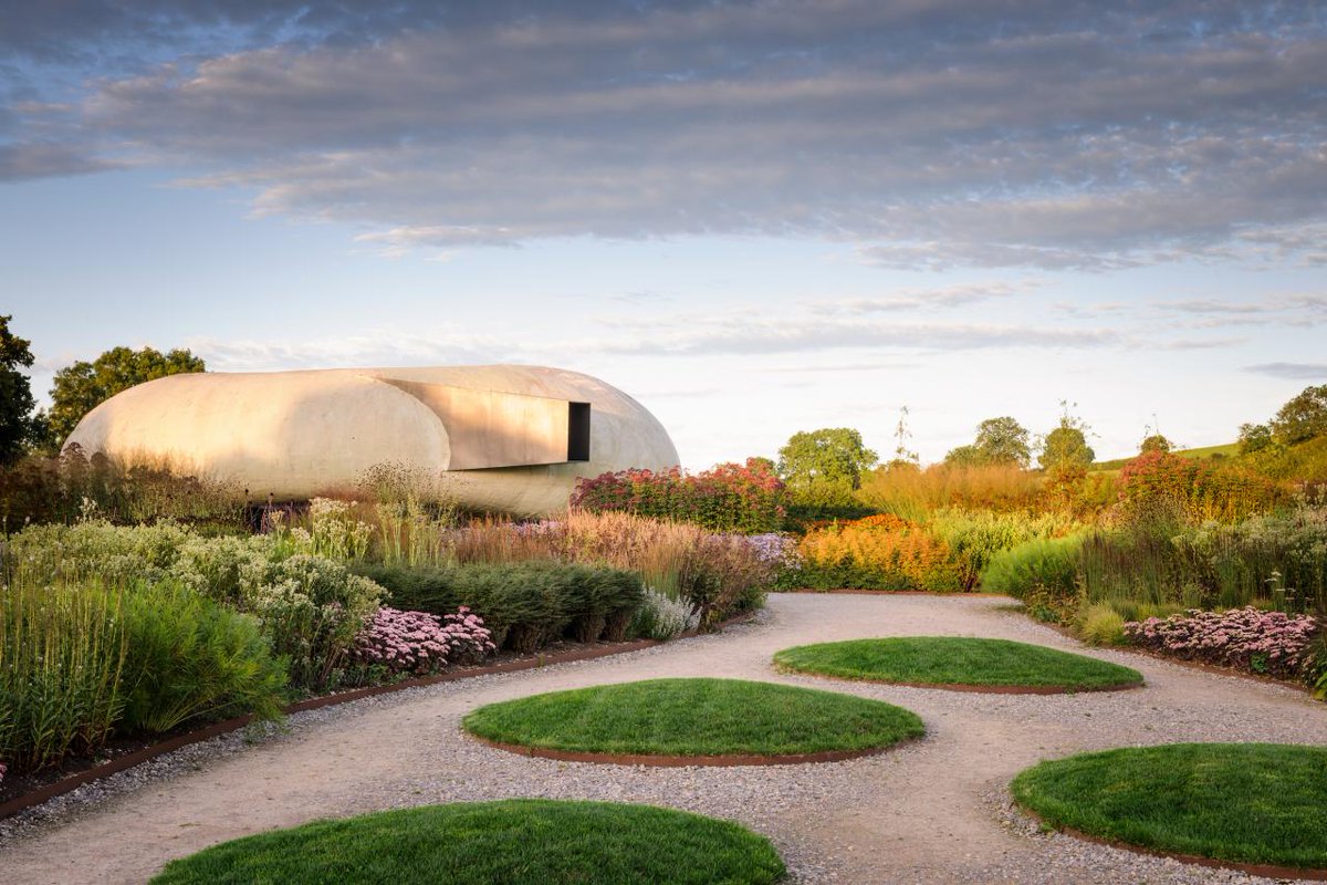 DesignMuseum's tweet image. #DesignOfTheWeek | This week we're looking at the Oudolf field at @hauserwirth Somerset by Dutch garden designer Piet Oudolf.

Inspired by nature, time and art, the field is painted in great swoops of 17 curving beds.

What’s your favourite garden?🌳

📸 Jason Ingram