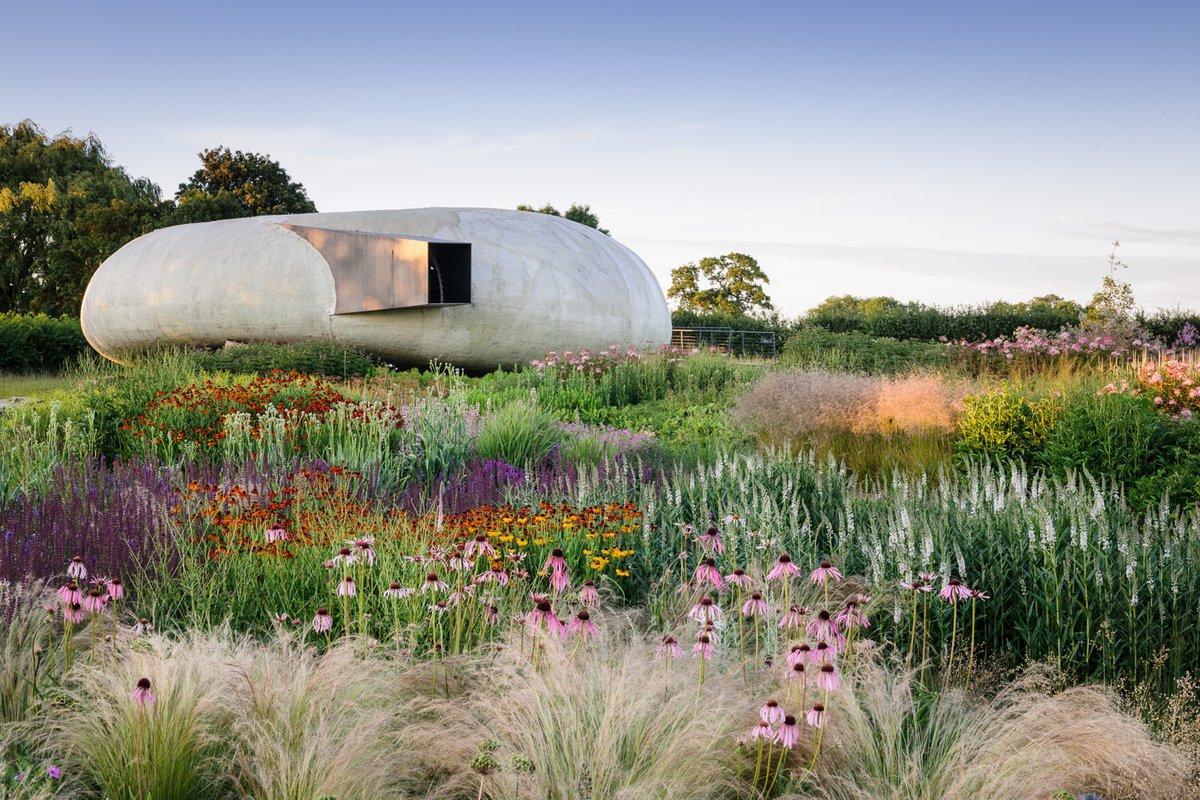 DesignMuseum's tweet image. #DesignOfTheWeek | This week we're looking at the Oudolf field at @hauserwirth Somerset by Dutch garden designer Piet Oudolf.

Inspired by nature, time and art, the field is painted in great swoops of 17 curving beds.

What’s your favourite garden?🌳

📸 Jason Ingram