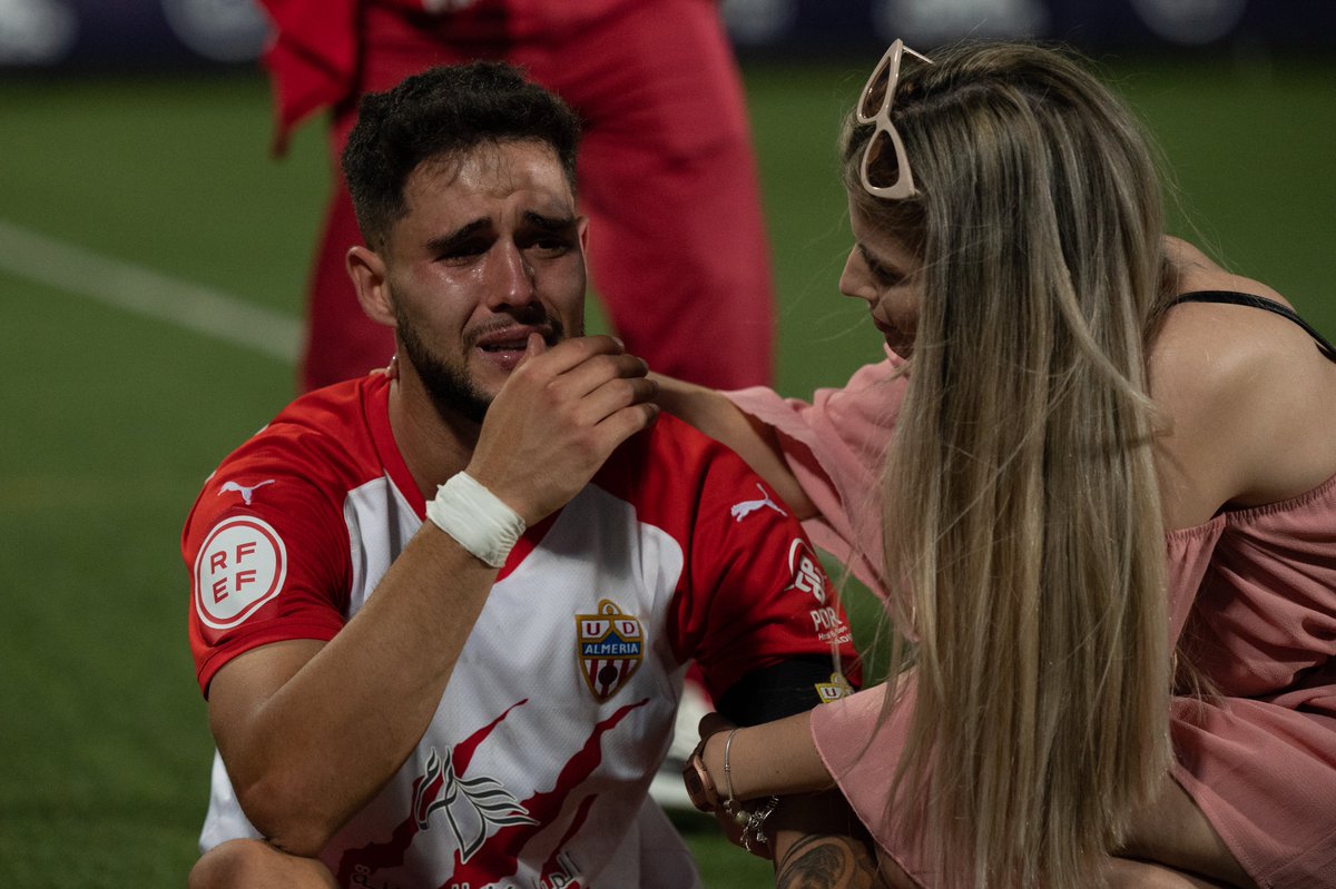 AcademiaUDA's tweet photo. No merecíais ese final. Lo disteis todo en el play-off, pero el fútbol no ofreció la recompensa.

Un día esas lágrimas serán de alegría porque estamos seguros de que os levantaréis con más fuerza.

 ¡ALMERÍA NUNCA SE RINDE! 🔴⚪️ https://t.co/PxiRp1EvtF