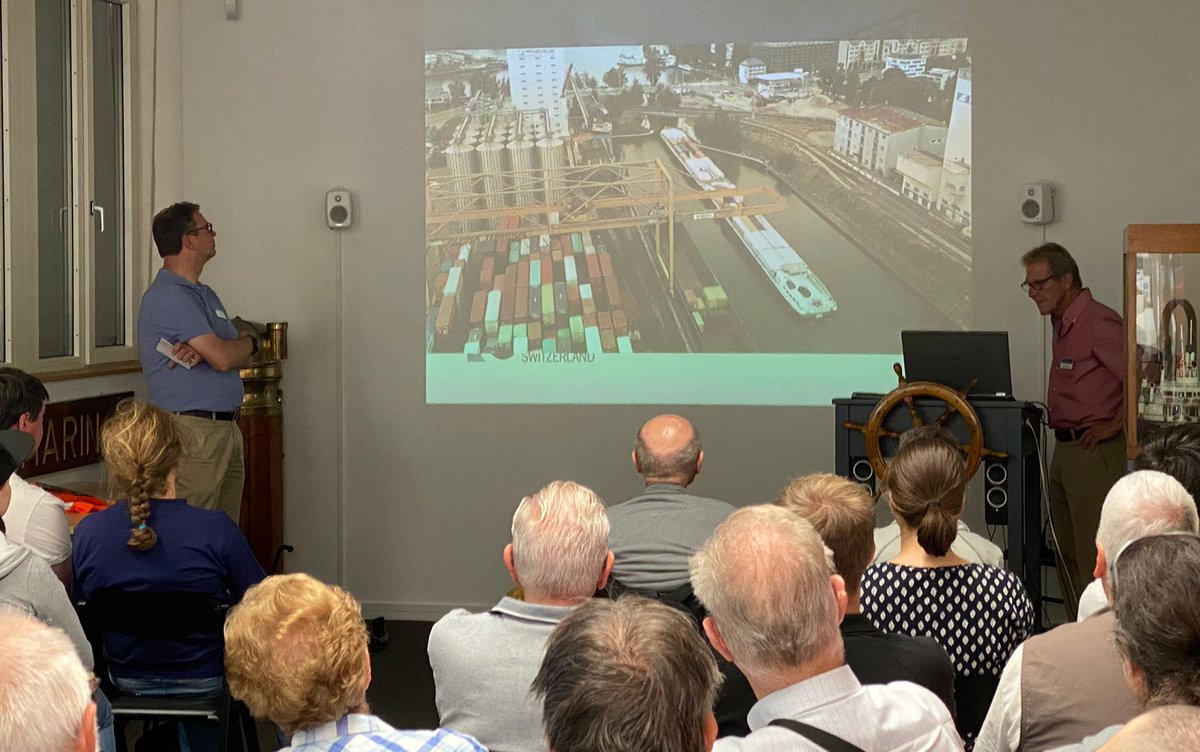 GatewayBasel's tweet photo. Die Führungen im Rahmen der «175 Jahre Schweizer Bahnen» am Wochenende waren ausgebucht und ein voller Erfolg! Viele interessierte Besucher:innen kamen mit auf den Rundgang durch den Rheinhafen und liessen sich das GBN-Areal zeigen und erklären.
#gatewaybasnord #gbn https://t.co/6P1k83HwMk