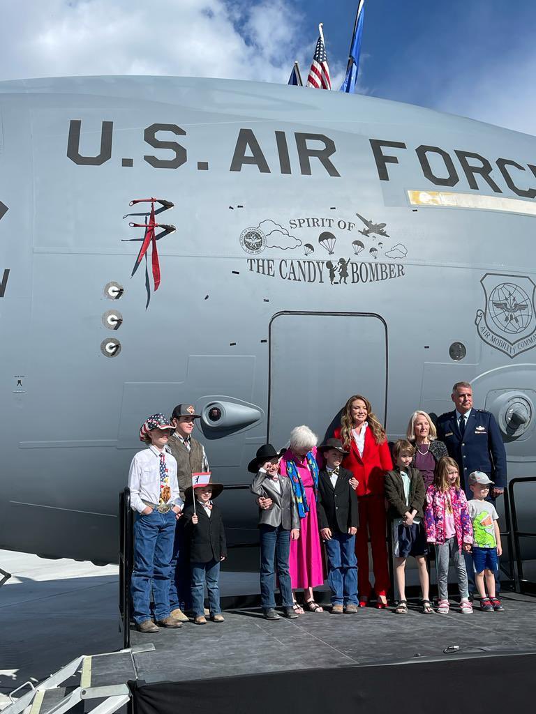 Team_Luftwaffe's tweet photo. Colonel Gail Halverson, der #Candybomber, starb kürzlich im Alter von 101 Jahren. Nun hat die @usairforce an den Helden der Berliner Luftbrücke gedacht. @GermanyinUSA war dabei. Wir gedenken mit! Thank you Col Halverson. #luftbrueckeberlin https://t.co/rvI415P4DB