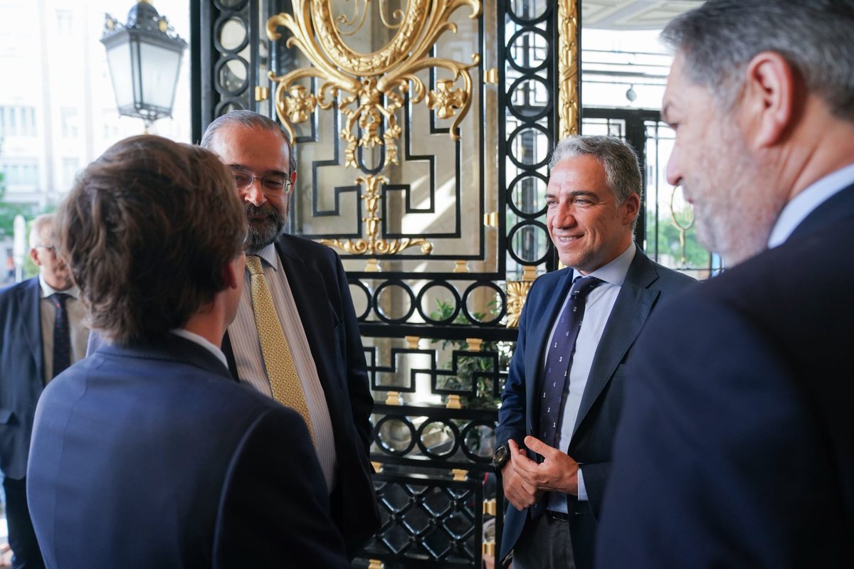 eliasbendodo's tweet photo. Hoy he acompañado a @IdiazAyuso al Foro de @eldebate_com donde ha explicado las claves de su proyecto económico para #Madrid.

Frente al afán confiscatorio de Pedro Sánchez, en @populares optamos por dejar el dinero en el bolsillo de la gente, creando riqueza y empleo. https://t.co/bHYbzjEeBz