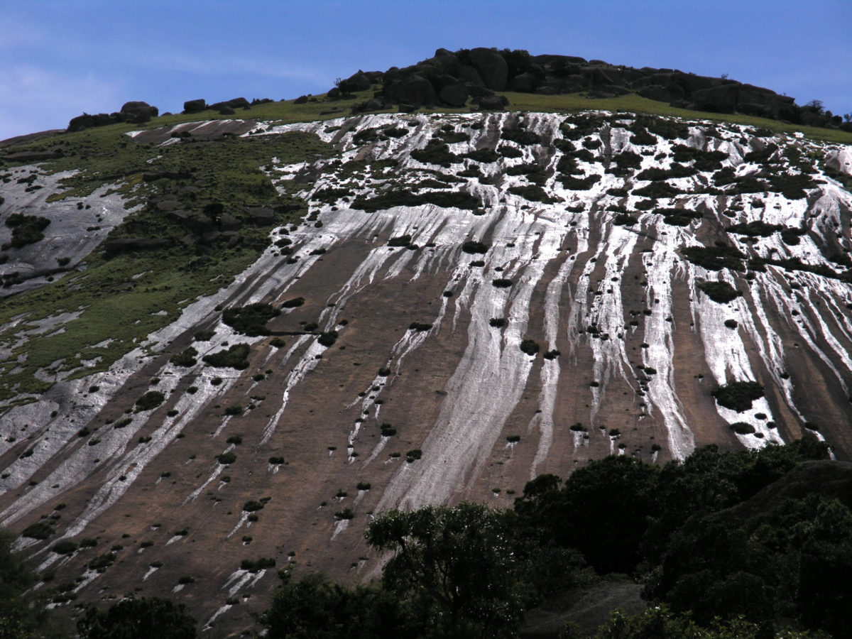 ElviajedeManu's tweet photo. ¿Sabías que?
En #Swazilandia está el Sibebe Rock que es el plutón de granito más grande del mundo y la segunda roca monolítica más grande,tiene una  antigüedad de tres mil millones de años y es uno de los sitios geológicos más importantes de África.
#1GIATXELMUNDO https://t.co/SMYbwA43pS