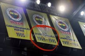 94-95 sezonunda Ülker, Fenerbahçe’yi 4-2’lik seriyle yenip şampiyon oluyor. Fenerbahçe, Ülker ile birleşmesinin ardından 94-95 sezonu şampiyonu olarak bunu da sahipleniyor. Bu alemde tek eğlence Fenerbahçe🤣😂