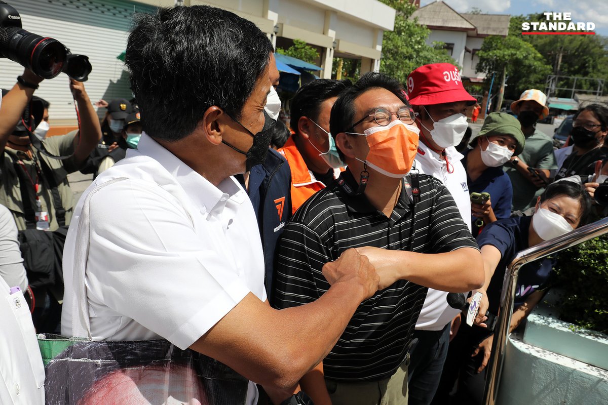 thestandardth's tweet image. ชัชชาติ แท็กทีม วิโรจน์ และ ส.ก. ลงพื้นที่สำรวจปัญหาคลองลาดพร้าว เผยไม่คิดดึงวิโรจน์เป็นรองผู้ว่าฯ เพราะเชื่อว่าไปได้ไกลกว่านี้

ภาพ: ฐานิส สุดโต

👉 bkkelection2022.wevis.info

#TheStandardBKKElection 
#เลือกตั้งผู้ว่ากทม 
#เลือกตั้งผู้ว่ากทม65 
#วิโรจน์ #ชัชชาติ