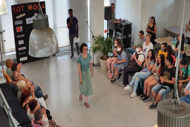 DiariDiscapCat's tweet photo. Més d’un centenar de persones segueixen la 5a edició del ‘Tot Moda’, la desfilada de moda inclusiva d’Andi Sabadell - Diari de la Discapacitat https://t.co/YosVsA7llb @AndiDownSbd @Aj_Sabadell @DownCatalunya @cocarmi #TotModa #modainclusiva #Sabadell https://t.co/wPB4ORZ2Vl