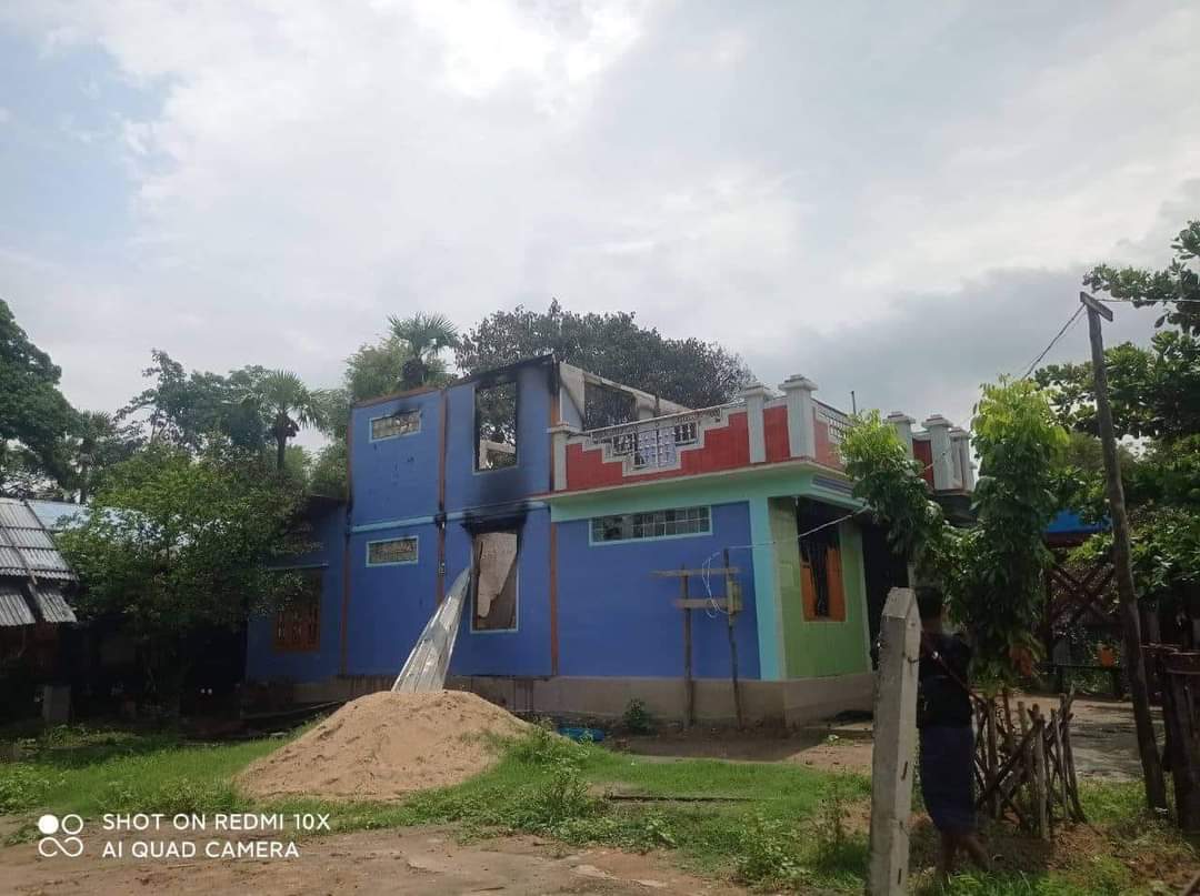IrrawaddyNews's tweet photo. Hundreds of houses are feared torched in junta arson attacks from May 19 to May 22 on four villages in Sagaing Region's Tabayin Township, according to residents. (Photo: Houses torched in Thayet Taw) 

#WhatsHappeningInMyanmar https://t.co/2ZhqqGCJVQ
