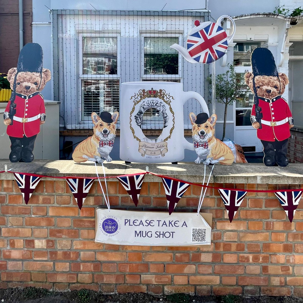 #Tooting resident Ben has created this brilliant jubilee display outside his home on Moring Rd &amp; he's inviting passers-by to get a 'mug shot', and to donate to The <a href="/WhiteEagle_club/">White Eagle Appeal</a>'s fundraising efforts for Ukraine via a QR code. You can also donate via justgiving.com/crowdfunding/m…