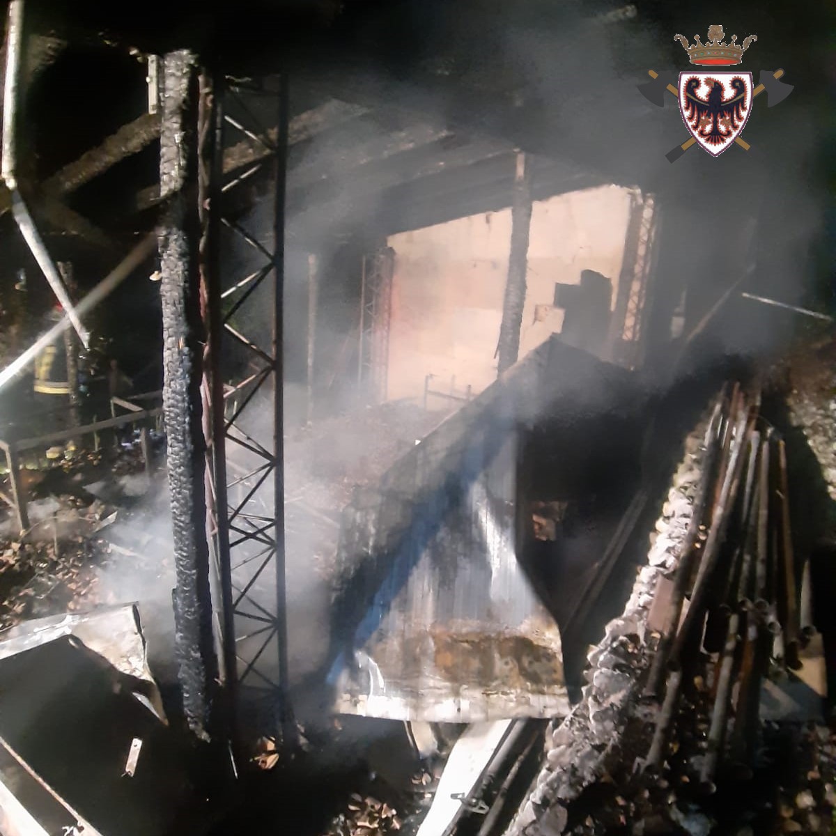 fedvvfvoltn's tweet photo. Nottata di grande lavoro per i #vvfDro, allertati alle 00:36 per un furioso incendio che ha interessato un deposito attrezzi. Alle 00:47 l’allarme (poi rientrato) è scattato per un incendio alla chiesa parrocchiale di Ceniga. #vvftrentino #semprepronti https://t.co/VAyhAx47YN