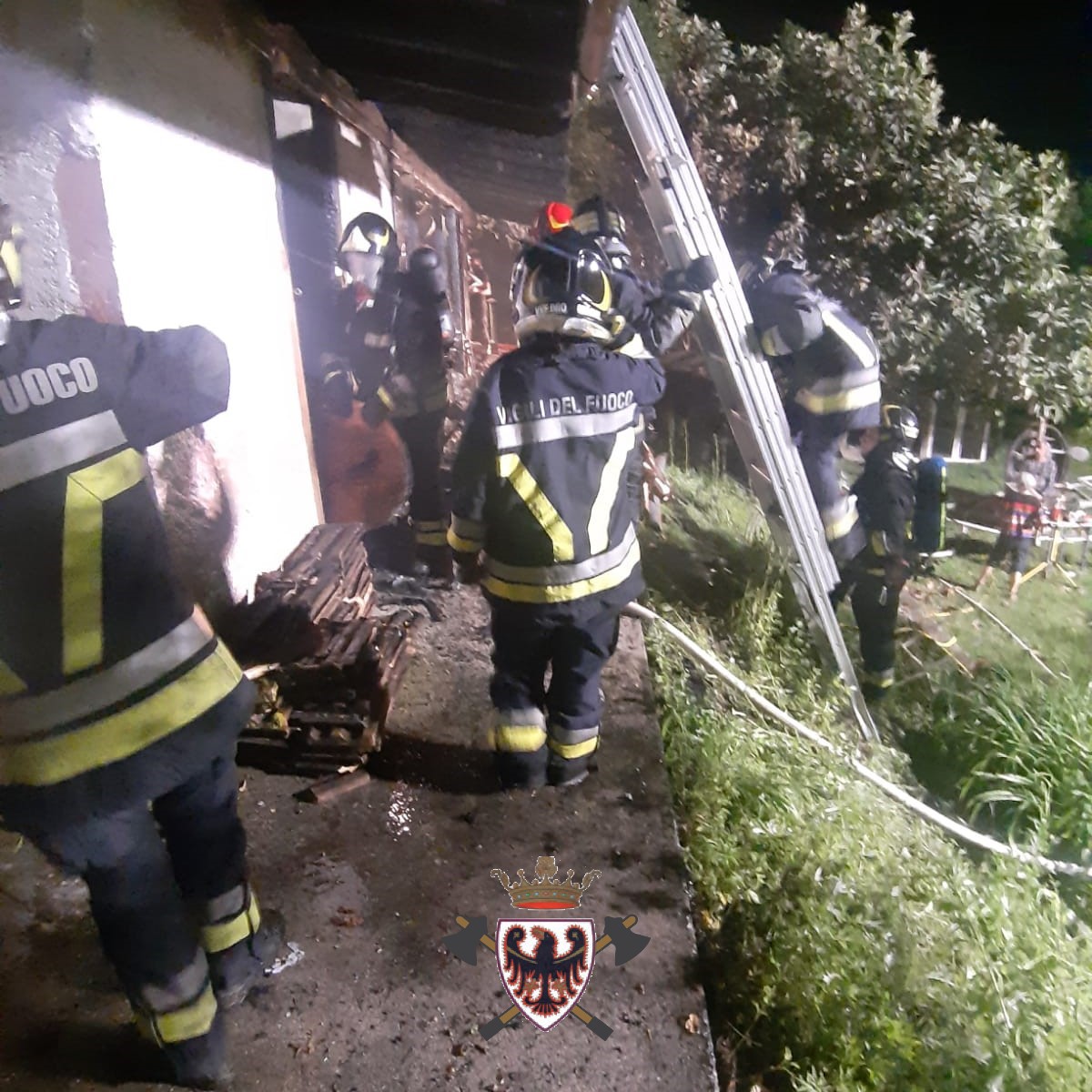 fedvvfvoltn's tweet photo. Nottata di grande lavoro per i #vvfDro, allertati alle 00:36 per un furioso incendio che ha interessato un deposito attrezzi. Alle 00:47 l’allarme (poi rientrato) è scattato per un incendio alla chiesa parrocchiale di Ceniga. #vvftrentino #semprepronti https://t.co/VAyhAx47YN
