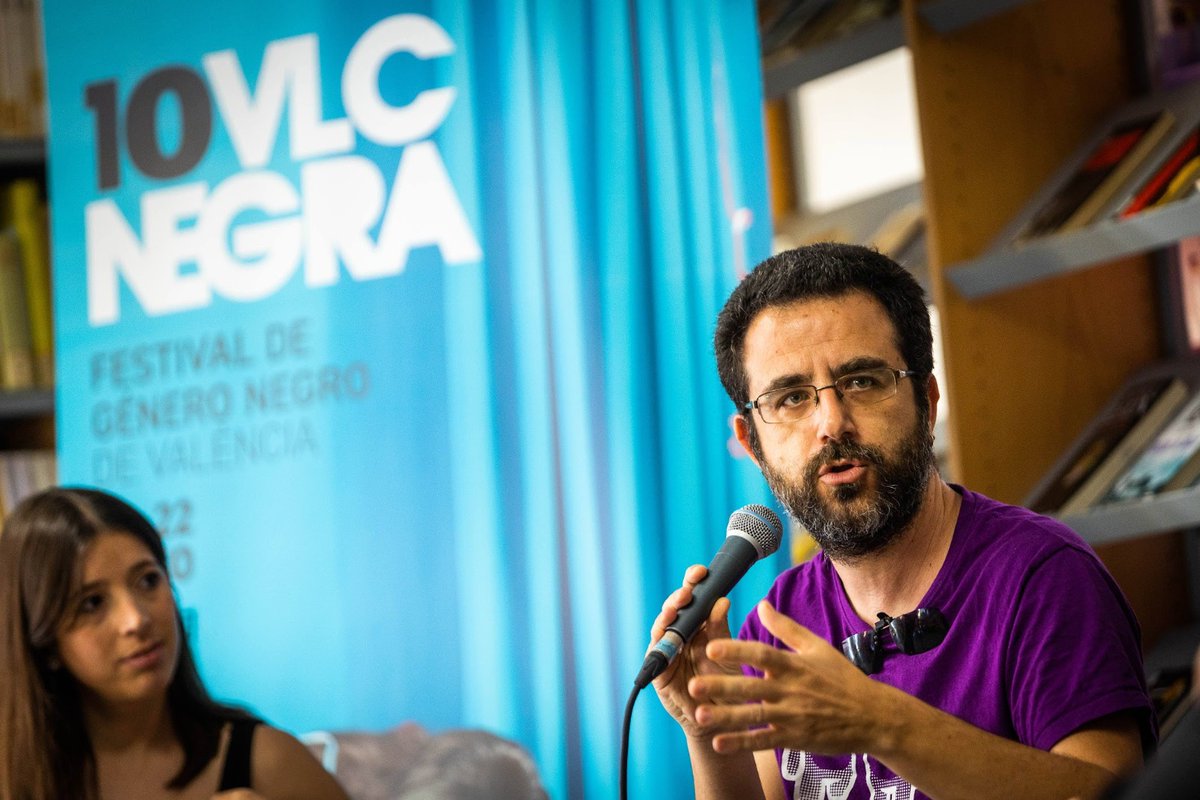 Dissabte vam estar a la biblioteca de Catarroja per parlar de trames criminals arrelades al territori en el marc del <a href="/valencianegra/">Valencia Negra</a> i, no només ho vam passar molt bé, sinó que a més Josele Bort ens va fer aquestes 📸 tan molones