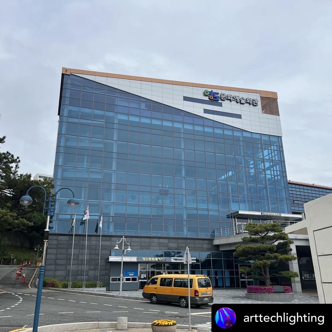 Robelighting's tweet photo. It’s a #NewGearMonday at the Youngdo Cultural and Arts Center in Korea with ArtTech Lighting & the new @Robelighting #ESPRITE LED luminaires.
#robelighting #robeinnovation #transferableLEDengine #arttechlighting #newrobegear https://t.co/OLro075kr8